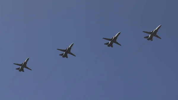 Αρκετές Στρατιωτικές Μαχητές Πετούν Σχηματισμό Ενάντια Στον Γαλάζιο Ουρανό — Φωτογραφία Αρχείου