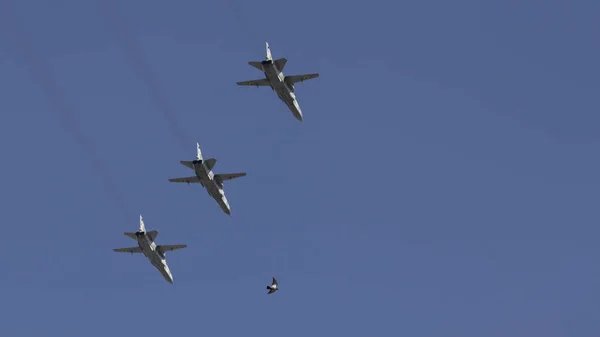 Αρκετές Στρατιωτικές Μαχητές Πετούν Σχηματισμό Ενάντια Στον Γαλάζιο Ουρανό — Φωτογραφία Αρχείου