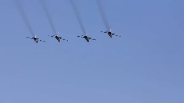 Varios Combatientes Militares Están Volando Una Formación Contra Cielo Azul — Foto de Stock