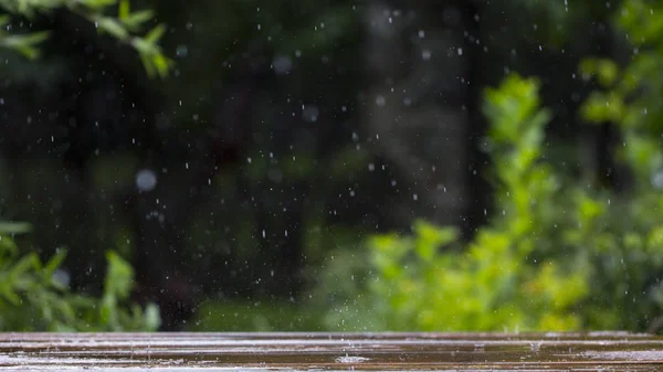 Капли Дождя Падают Деревянную Террасу Мост Рядом Бассейном Близко — стоковое фото