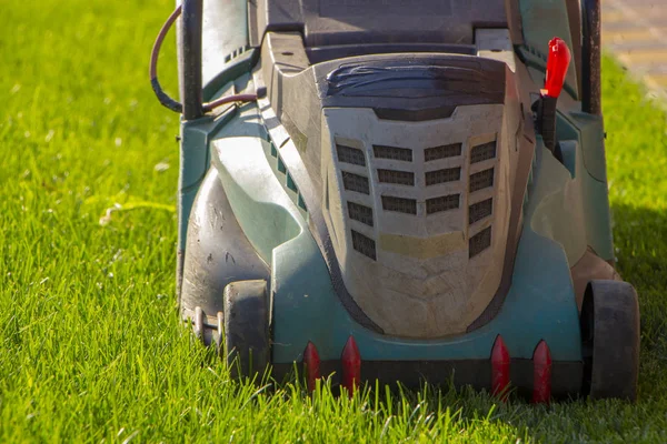 Rasenmäher Mähen Grünes Gras Hinterhof Garten Hintergrund — Stockfoto