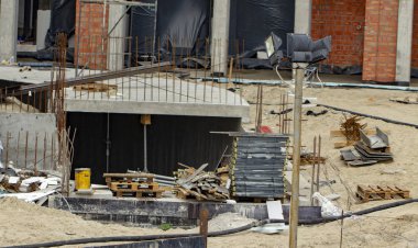 İnşaat alanında. İnşaat vinçleri ve yüksek katlı bina inşaat mavi gökyüzü altında.