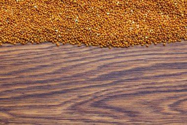 Darı, tahıl bir ahşap arka plan, büyük planı, üstten görünüm