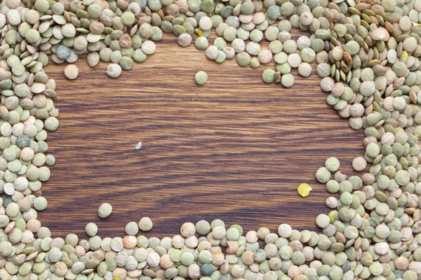 木製の背景でヘルシーな食べ物を自然有機レンズ豆 — ストック写真