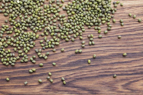 木製の背景上部 Wiew の緑豆の種子 — ストック写真