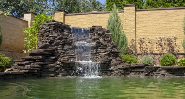 Çeşme iki taşmaları, antika stili ile. Vahşi mermer, Kayrak, granit ve bazalt gibi doğal malzemeler kullanılarak.