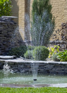Çeşme iki taşmaları, antika stili ile. Vahşi mermer, Kayrak, granit ve bazalt gibi doğal malzemeler kullanılarak.