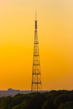 Parlak turuncu gökyüzü ve parlak bulutlar güneşin şehri olduğunu.