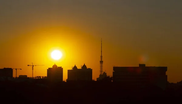 Der Sonnenuntergang Über Der Stadt Ist Ein Leuchtend Orangefarbener Himmel — Stockfoto