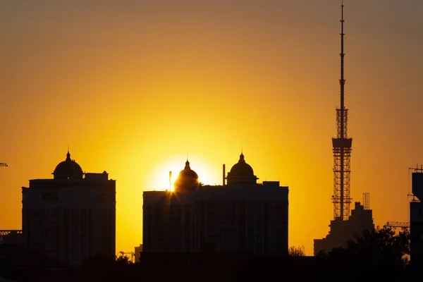 Der Sonnenuntergang Über Der Stadt Ist Ein Leuchtend Orangefarbener Himmel — Stockfoto