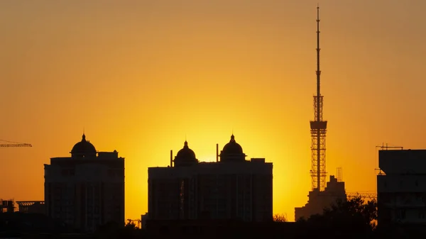 Der Sonnenuntergang Über Der Stadt Ist Ein Leuchtend Orangefarbener Himmel — Stockfoto