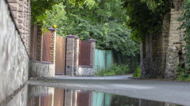 Çok dar kırsal sokak içinde Köyü, Stary Petrovtsi, Kiev region, Ukrayna.