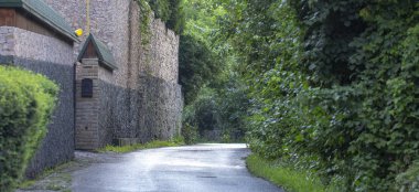 Çok dar kırsal sokak içinde Köyü, Stary Petrovtsi, Kiev region, Ukrayna.
