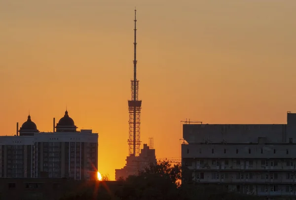 Der Sonnenuntergang Über Der Stadt Ist Ein Leuchtend Orangefarbener Himmel — Stockfoto