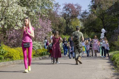 Botanik Bahçesi adlı Grishka, Ukrayna, Kiev sonra 1 Mayıs 2018: insanlar kadar basit zevk harika hava.