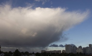Işık karanlıkta ve dramatik fırtına bulutları arka planı kapat