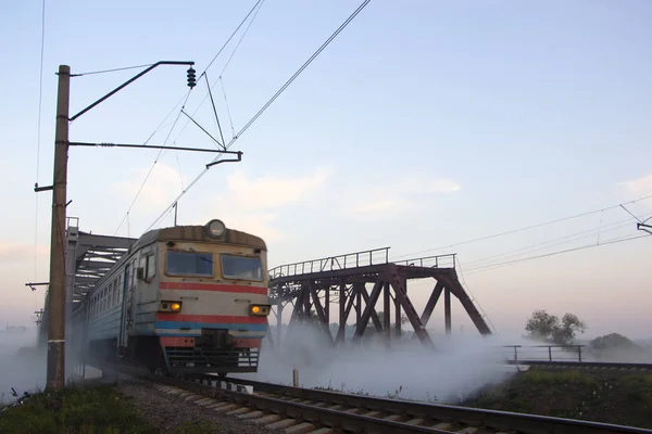 Early Morning Street Foggy Train Riding Railway Bridge — Stock Photo, Image