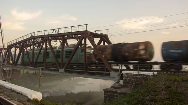 Вранці Коли Вулиця Туманна Поїзд Їде Залізничному Мосту — стокове фото