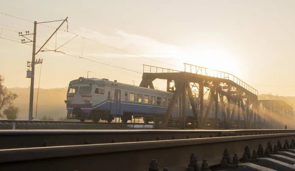 Вранці Коли Вулиця Туманна Поїзд Їде Залізничному Мосту — стокове фото