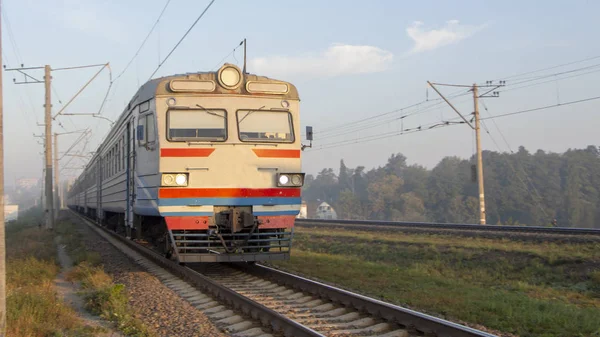 霧が路上の場合 貨物列車に乗ってレール — ストック写真