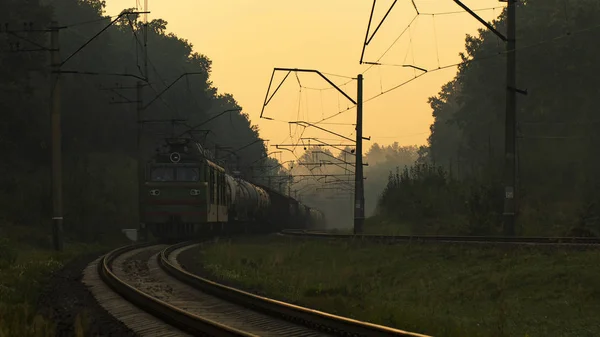 霧が路上の場合 貨物列車に乗ってレール — ストック写真