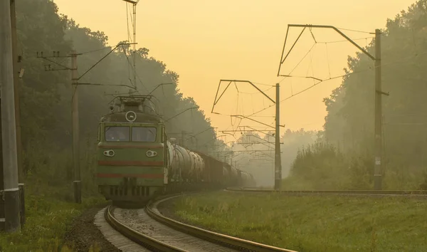 霧が路上の場合 貨物列車に乗ってレール — ストック写真