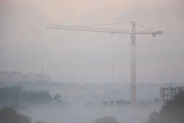 Zeer Hoge Constructie Kraan Ochtend Mist Tegen Achtergrond Van Grijze — Stockfoto