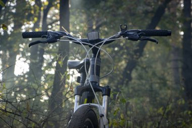 Dağ bisikleti ormandaki bir ray bağlantılı yakın