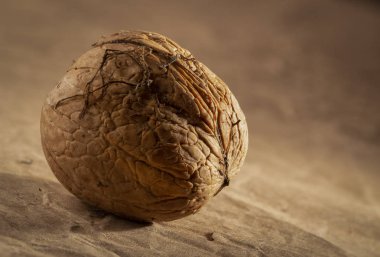 Ceviz kabuğundaki sarı Kağıt arka planı kapat