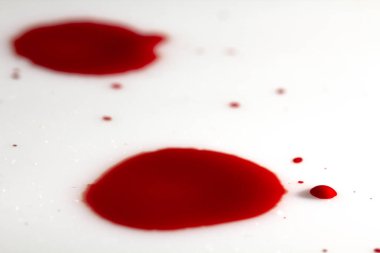 beyaz kağıt üzerine kırmızı kan damlaları