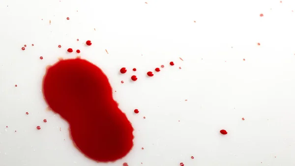 Gotas de sangre roja sobre papel blanco — Foto de Stock