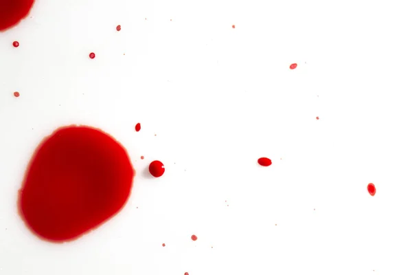 Gotas de sangre roja sobre papel blanco — Foto de Stock