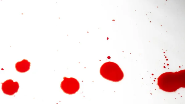 Gotas de sangre roja sobre papel blanco — Foto de Stock