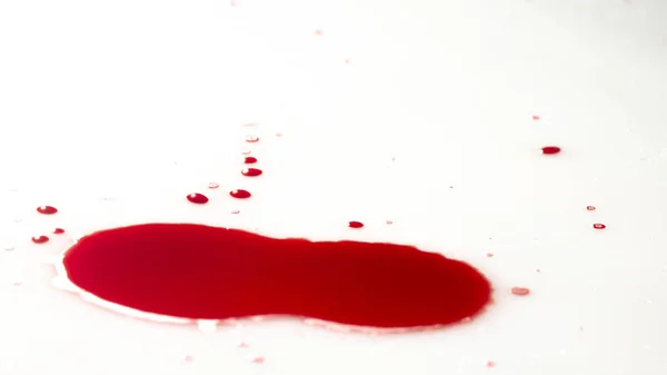 Gotas de sangre roja sobre papel blanco — Foto de Stock