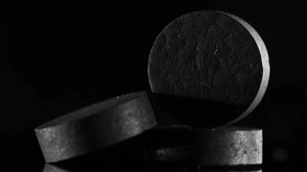 의료 마약, 검은 태블릿 백라이트에 검은색에 활성 탄 — 스톡 사진