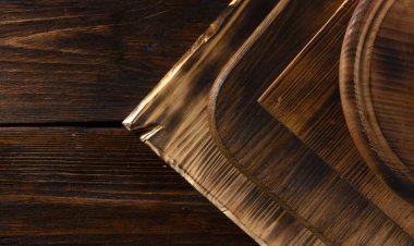 farklı ahşap kesme tahtası üzerinde eski ahşap masa yığını seçici odak