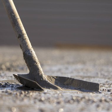 İnşaatçılar betonlama taze, kaliteli beton ticari bina döktü