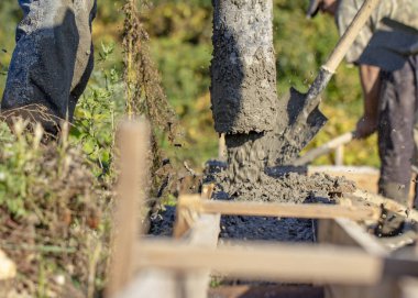 İnşaatçılar betonlama taze, kaliteli beton ticari bina döktü