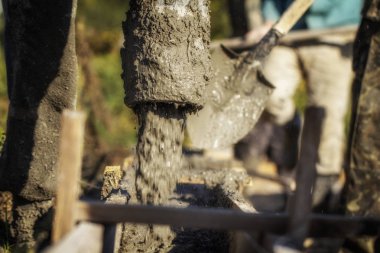 İnşaatçılar betonlama taze, kaliteli beton ticari bina döktü