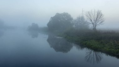 Sabah sis Nehri üzerinde. Gri sabah gökyüzü güneş güzel ışınları ile.