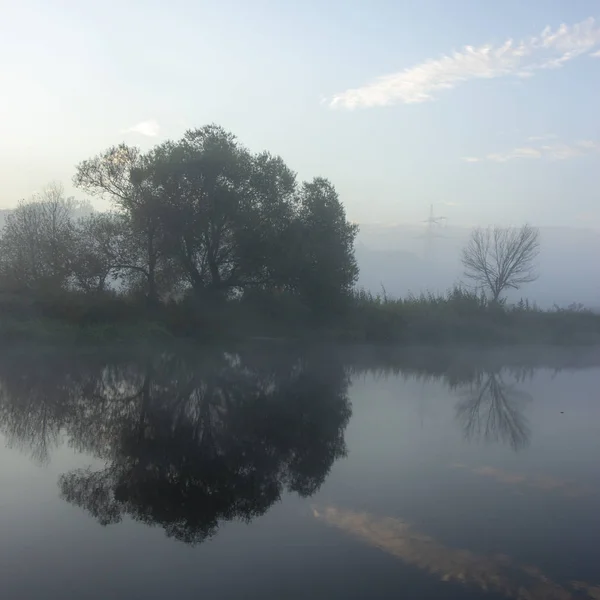 Niebla Matutina Río Con Hermosos Rayos Del Sol Contra Cielo — Foto de Stock