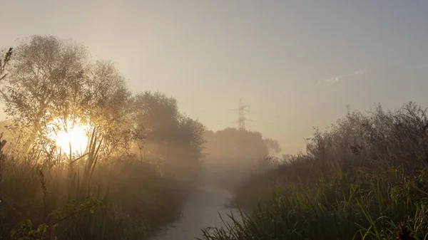 Niebla Matutina Río Con Hermosos Rayos Del Sol Contra Cielo — Foto de Stock