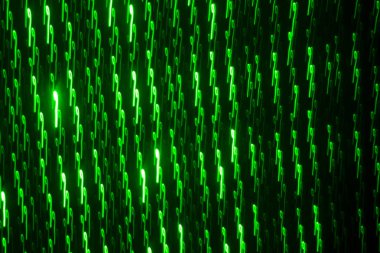 Siyah bir duvarda yeşil lazer ile çizim. Soyut çizim.