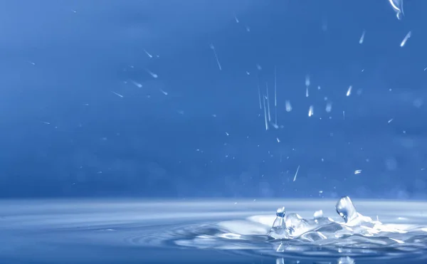 Des Gouttes Pluie Tombent Dans Eau Mise Point Sélective Près — Photo