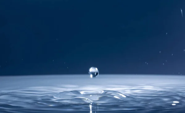 Druppels Regen Vallen Het Water Selectieve Aandacht Close — Stockfoto