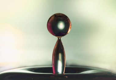 Seçici odak yağmur yağmaya içine su damlaları, yakın çekim