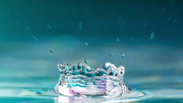 Des Gouttes Pluie Tombent Dans Eau Mise Point Sélective Près — Photo