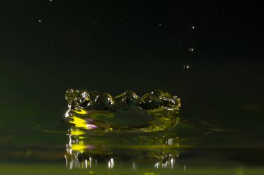 Seçici odak yağmur yağmaya içine su damlaları, yakın çekim