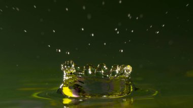 Seçici odak yağmur yağmaya içine su damlaları, yakın çekim