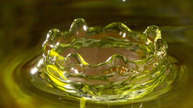 Seçici odak yağmur yağmaya içine su damlaları, yakın çekim